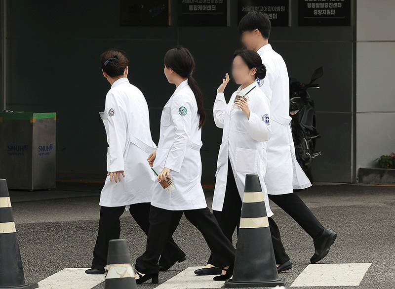 지난 6월 25일 서울 시내 한 대학병원에서 의료진이 발걸음을 옮기고 있다. photo 뉴스1