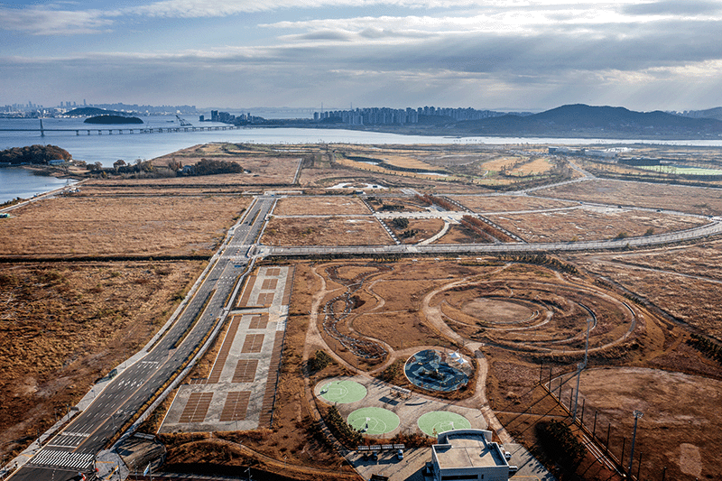 인천 중구 영종대교 남단에 글로벌 해양관광단지 조성을 목표로 사업을 추진했던 한상드림아일랜드 개발 토지. 진행된 공사 없이 빈 땅만 남아있다. photo 주민욱 영상미디어 기자