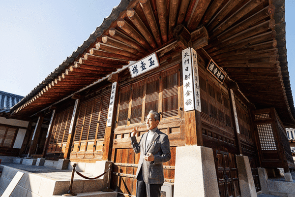 지난 11월 17일 경복궁 내 건청궁 곤녕합 앞에서 만난 박광민 한국어문교육연구회 연구위원. 명성황후의 침전인 곤녕합 동편에 달린 서루가 ‘옥곤루(옥호루)’다. 현재는 2007년 건청궁 복원 당시 내건 ‘옥호루’라는 한자 편액이 내걸려 있다. photo 양수열 영상미디어 기자