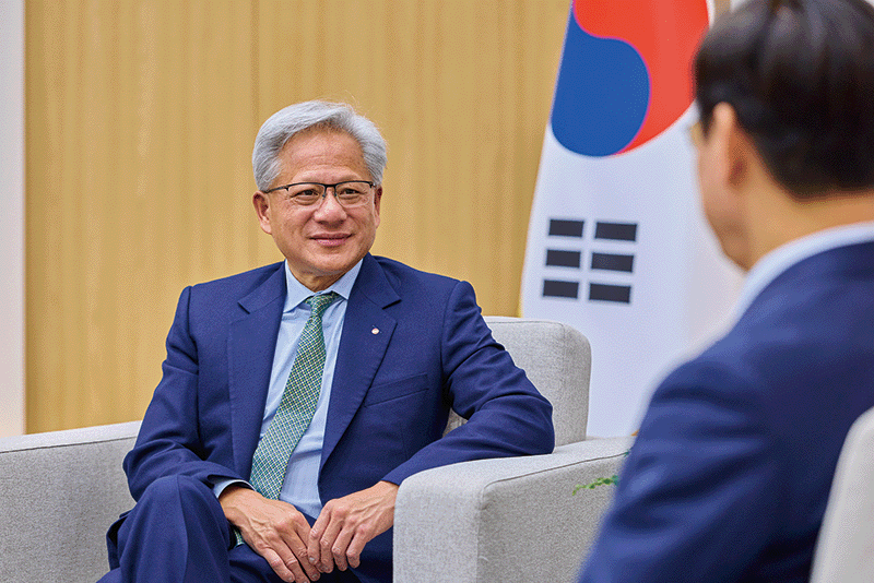 이재명 대통령(오른쪽)이 지난 10월 31일 경북 경주화백컨벤션센터에서 젠슨 황 엔비디아 최고경영자를 접견하고 있다. photo 뉴스1