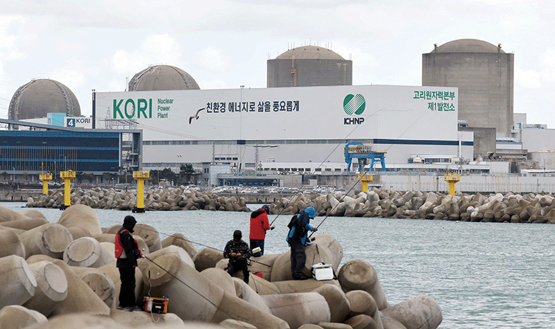 부산 기장군의 한 마을에서 바라본 고리원전 2호기(오른쪽 두번째)와 영구 정지 8년 만인 지난 6월 해체가 결정된 고리원전 1호기(맨 오른쪽). photo 뉴시스
