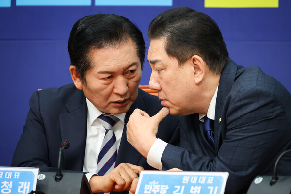 정청래 더불어민주당 대표(왼쪽)와 김병기 원내대표가 21일 서울 여의도 국회에서 열린 최고위원회의에서 대화하고 있다. photo 뉴스1