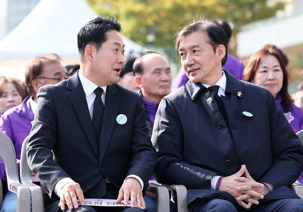 장동혁 국민의힘 대표(왼쪽)과 조국 전 조국혁신당 비상대책위원장이 29일 서울 종로구 광화문광장에서 열린 10.29 이태원 참사 3주기 기억식에서 대화하고 있다. photo 뉴스1