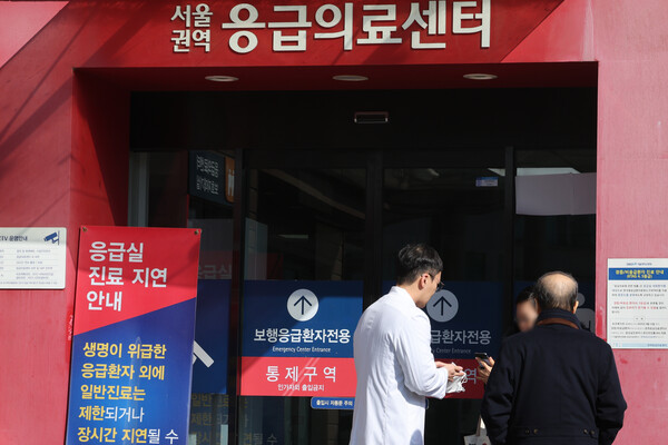 서울의 한 대학병원 응급실에서 의료진이 환자 가족과 대화하고 있다. 기사와는 관련 없는 사진. photo 뉴스1