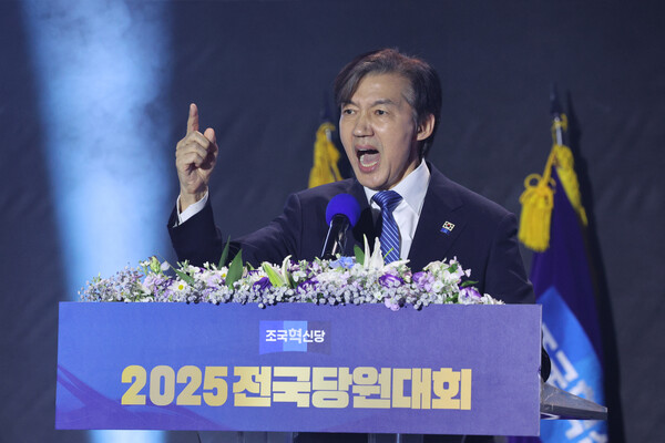 조국 신임 조국혁신당 당대표가 23일 충북 청주시 오스코에서 열린 조국혁신당 전국당원대회에서 당대표 수락 연설을 하고 있다. photo 뉴스1