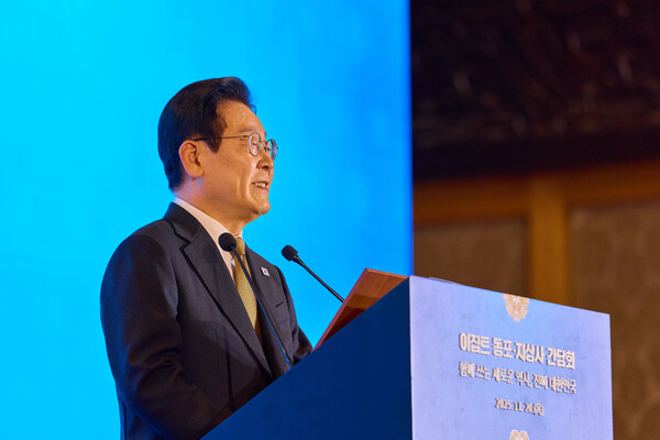 중동 및 아프리카 순방 중인 이재명 대통령이 20일(현지 시간) 카이로 한 호텔에서 열린 이집트 동포·지상사 간담회에서 인사말을 하고 있다. photo 뉴스1