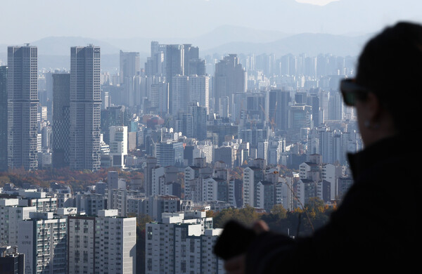 14일 서울 중구 남산에서 바라본 도심 아파트 단지. photo 뉴스1