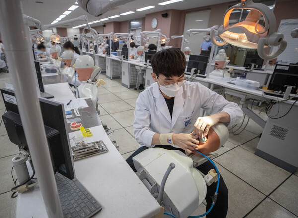 치과의사 국가 실기시험에서 응시생들이 시험을 준비하고 있다. 기사와는 관련 없는 사진. photo 뉴스1