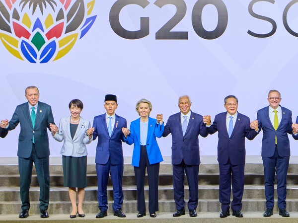 다카이치 사나에(왼쪽에서 두 번째) 일본 총리와 리창 중국 국무원 총리(오른쪽에서 두 번째). photo 뉴시스