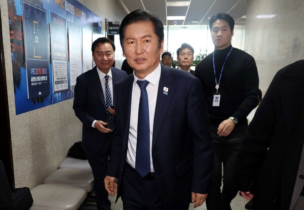 정청래 더불어민주당 대표가 24일 오후 서울 여의도 국회에서 열린 당무위원회에서 '1인1표제' 관련 논의를 마치고 밖으로 나서고 있다. photo 뉴시스