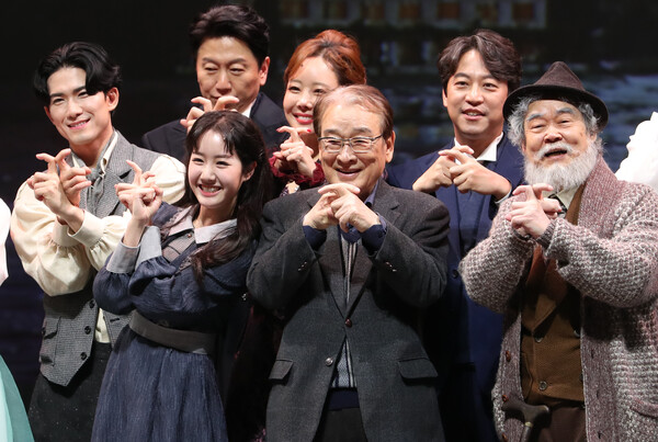 이순재가 2022년 서울 유니버설아트센터에서 열린 연극 '갈매기' 프레스콜 및 기자간담회에서 배우들과 함께 갈매기 포즈를 취하고 있다. photo 뉴스1