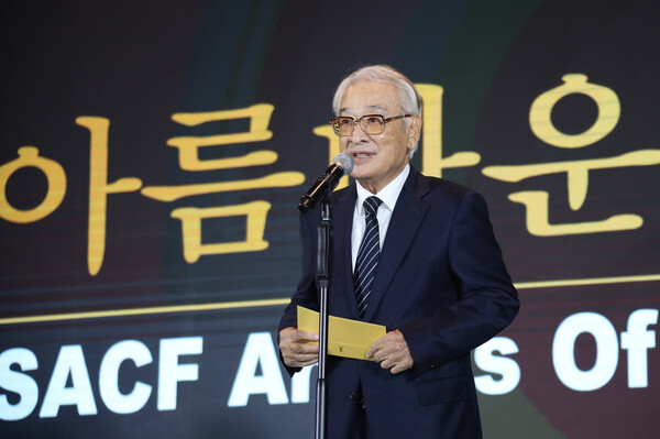 배우 이순재가 지난 2023년 서울 고덕동 스테이지28에서 열린 제13회 아름다운 예술인상 시상식에서 연극예술인상을 받은 뒤 소감을 말하고 있다. photo 뉴스1