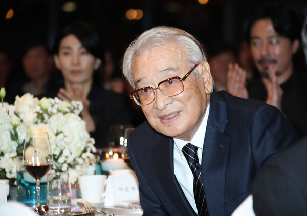 배우 이순재가 지난 2023년 열린 제13회 아름다운 예술인상 시상식에서 인사를 하고 있다. photo 뉴스1