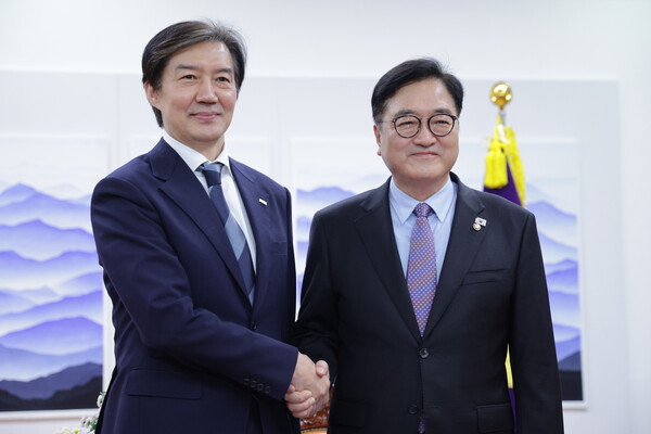 조국 조국혁신당 대표(왼쪽)가 25일 서울 여의도 국회에서 우원식 국회의장을 예방하고 있다. photo 뉴스1