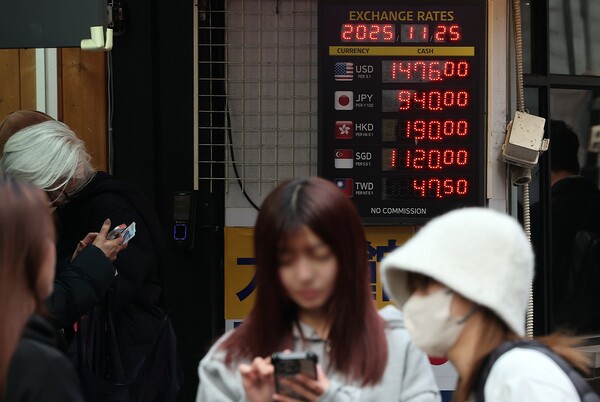 25일 서울 중구 명동거리의 환전소에 환율정보가 표시돼 있다. photo 뉴스1