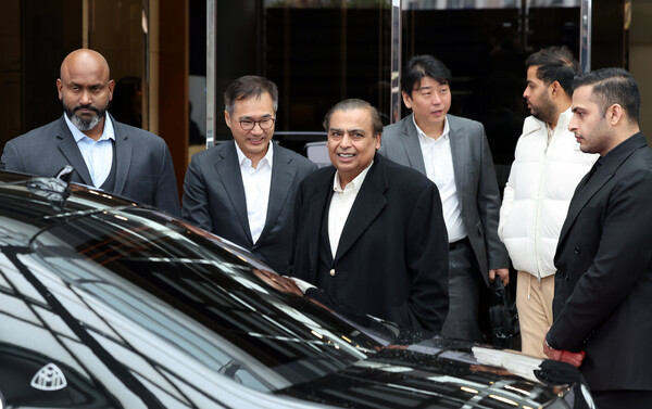 '아시아 최대 부호' 무케시 암바니 인도 릴라이언스 그룹 회장이 25일 서울 강서구 서울김포비즈니스항공센터를 통해 입국하고 있다. photo 뉴스1