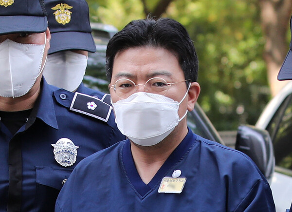 소시에테제네랄(SG)증권발 폭락 사태와 관련해 주가조작을 주도한 의혹을 받는 라덕연 전 호안투자자문 대표가 지난 2023년 5월 11일 오전 서울 양천구 서울남부지방법원에서 열리는 구속 전 피의자심문(영장실질심사)에 출석하고 있다. photo 뉴스1