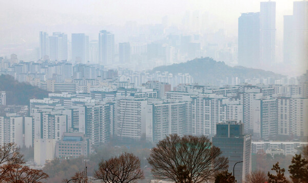 지난 24일 서울 용산구 남산에서 바라본 서울시내 아파트 단지 모습. photo 뉴스1