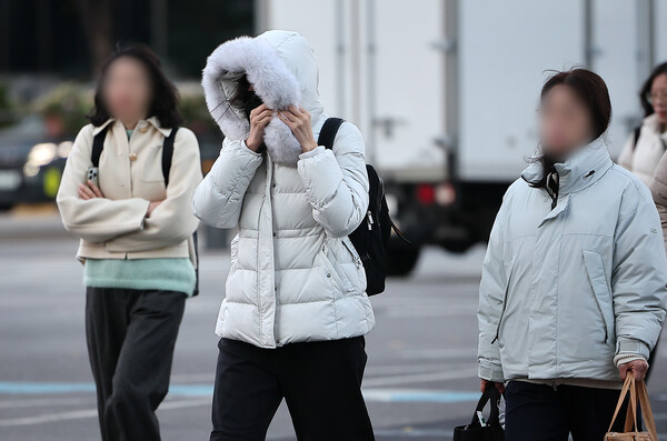 18일 오전 서울 종로구 광화문 네거리에서 두꺼운 옷차림을 한 시민들이 발걸음을 옮기고 있다. photo 뉴스1