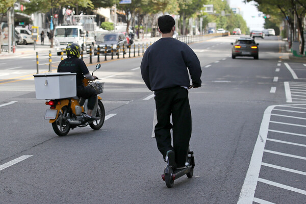 서울 강남 인근에서 안전 장비를 착용하지 않은 시민이 킥보드를 이용하고 있다. photo 뉴시스
