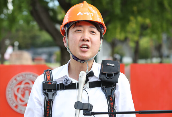 이준석 개혁신당 대표가 지난 9월 5일 오후 대구 북구 경북대학교 북문 앞에서 직접 고소작업차에 올라 당원모집 현수막을 설치한 뒤 취재진 질문에 답하고 있다. photo 뉴스1