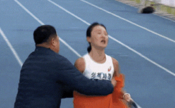 2025 인천마라톤 결승선을 통과한 이수민 선수가 김완기 감독을 뿌리치고 있다. photo 온라인 커뮤니티