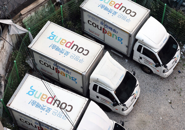 서울 시내의 주차장에 쿠팡 배송 트럭이 주차돼 있다. photo 뉴스1