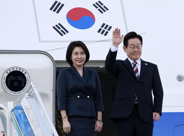 튀르키예 국빈 방문 일정을 마친 이재명 대통령과 김혜경 여사가 25일(현지 시간) 앙카라 에센보아 국제공항에서 공군 1호기에 올라 인사하고 있다. photo 뉴시스