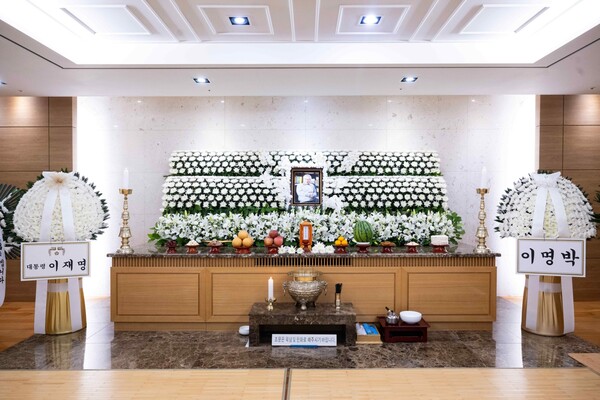 25일 서울아산병원 장례식장에 차려진 고 이순재 배우의 빈소에 이재명 대통령과 이명박 전 대통령이 보낸 근조화환이 놓여 있다. photo 뉴스1