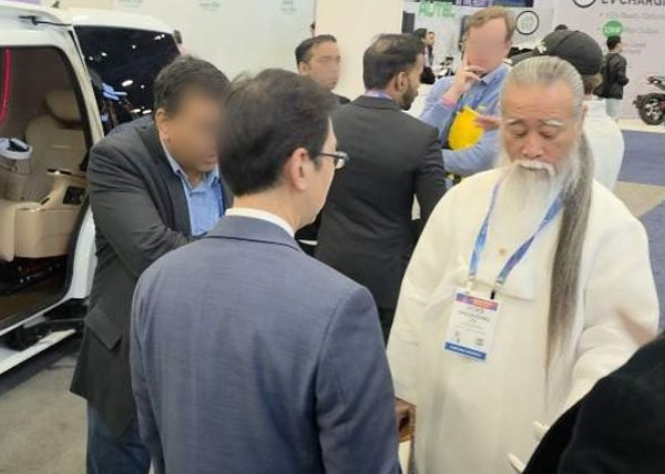 6일(현지시간) 미국 라스베이거스에서 개막한 CES 2026 행사장에 역술인 천공이 모습을 보였다. photo X