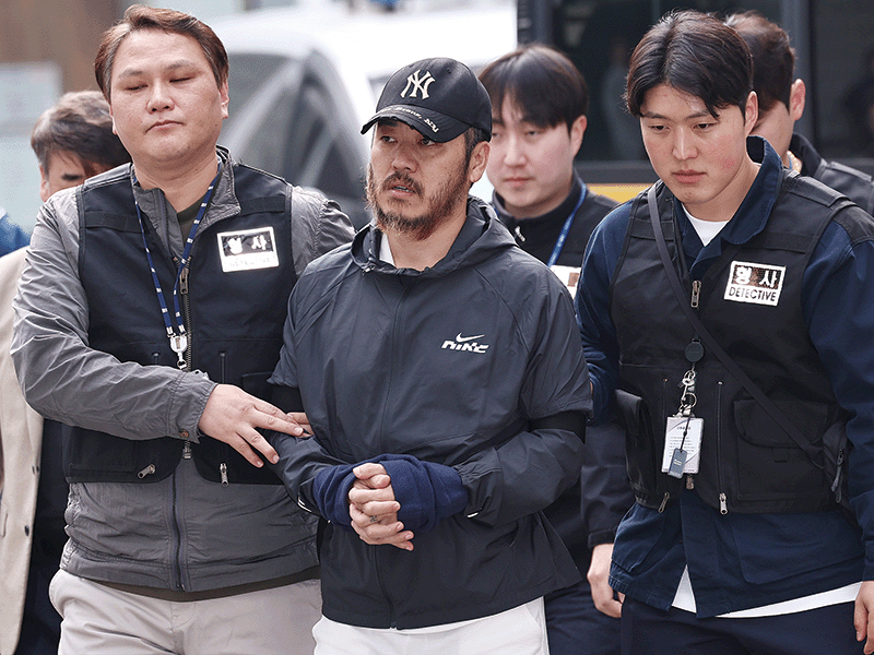 필리핀에서 국내로 압송된 ‘마약왕’ 박왕열이 지난 4월 3일경기 의정부지방검찰청으로 송치되고 있다. photo 뉴스1