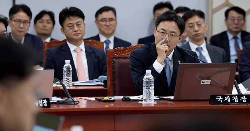 임광현 국세청장이 지난해 10월 16일 세종시 정부세종2청사 국세청에서 열린 국회 기획재정위원회의 국세청 국정감사에서 위원들의 질의를 듣고 있다. photo 뉴스1