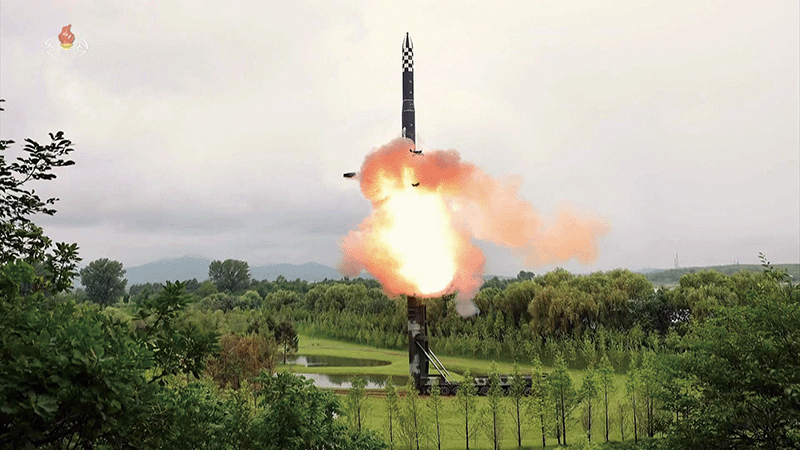 북한 조선중앙TV가 2023년 7월 13일 ICBM 화성-18형 시험발사 장면을 공개한 모습. 화성-18형 기술의 이전은 이란이 완전한 핵투발 수단을 갖추는 마지막 퍼즐이 될 것이라고 전문가들은 전망하고 있다. photo 뉴시스