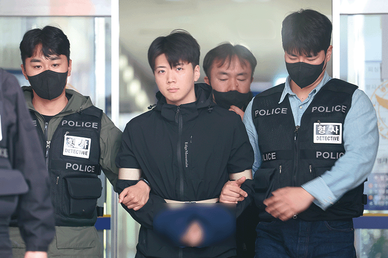 어린이날 광주 도심에서 일면식 없는 여고생을 살해해 살인·살인미수 등의 혐의를 받는 장윤기(23)가 지난 5월 14일 광주 서부경찰서에서 검찰에 송치되고 있다. photo 뉴스1