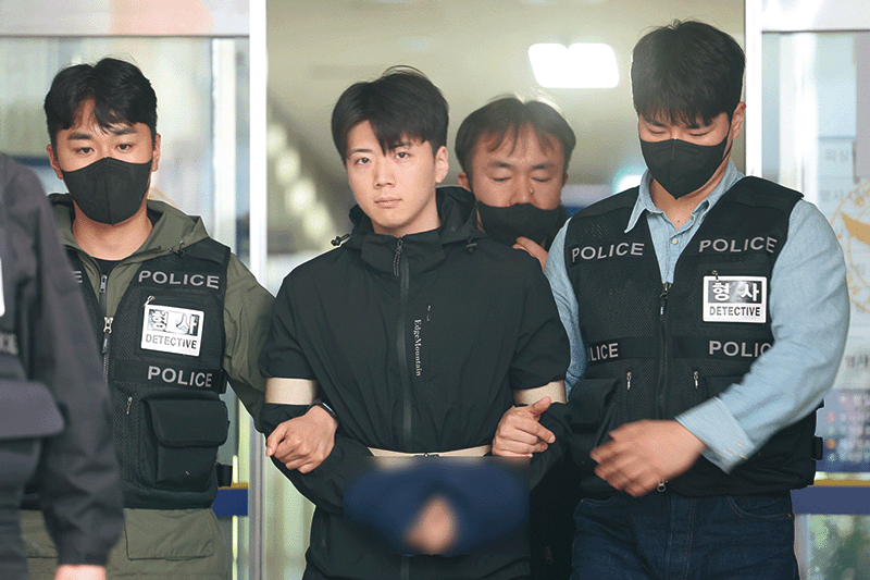 지난 5월 5일 어린이날 전남광주 도심에서 일면식 없는 여고생을 살해한 장윤기(23)가 5월 14일 광주 서부경찰서에서 검찰로 송치되고 있다. photo 뉴스1