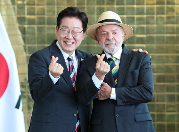 이재명 대통령과 루이스 이나시우 룰라 다 시우바 브라질 대통령이 27일(현지시간) 브라질 대통령관저에서 공동언론발표를 마친 후 손하트를 만들어 보이고 있다. photo 뉴스1