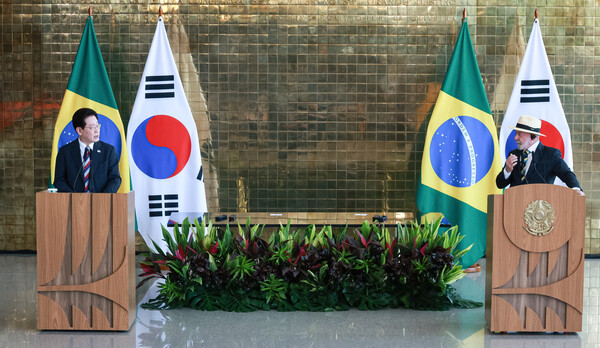이재명 대통령과 루이스 이나시우 룰라 다 시우바 브라질 대통령이 27일(현지시간) 브라질 대통령관저에서 공동언론발표를 하고 있다. photo 뉴스1