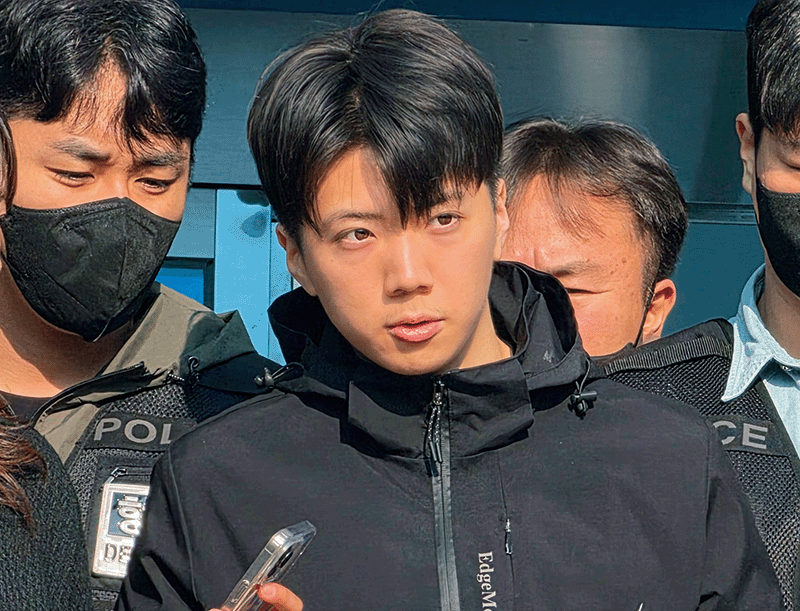 일면식 없는 여고생을 살해해 살인·살인미수 등의 혐의를 받는 장윤기(23)가 지난 5월 14일 광주 서부경찰서에서 검찰에 송치되고 있다. photo 뉴스1