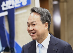 '진옥동號' 신한금융 3년 더 이끈다...역대 최대 실적 이어갈까 - 뉴스 썸네일 이미지