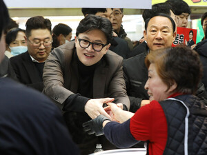 한동훈 "尹이었어도 코스피 6000 됐을 것...'육천피'에 삶 나아졌나" - 뉴스 썸네일 이미지