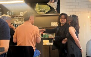 김어준, 파리서 한식당 정식 개업…직접 손님맞이까지