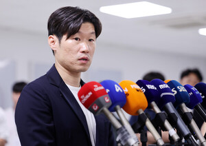 "박지성이 뭘 안다고" 비판에 직접 답했다…"자리에 맞지 않는 행동"