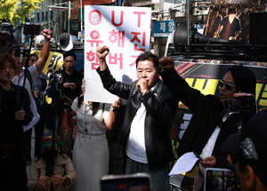 Police begin personal protection for actor Yoo Hae-jin, providing a smartwatch and patrolling his home