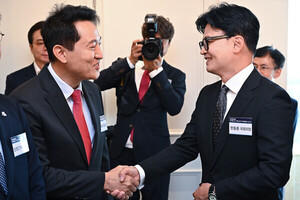 Photo: 주간조선 Seoul Mayor Oh Sehoon Tops Poll As Lee Junseok Faces Highest Unfavorability
